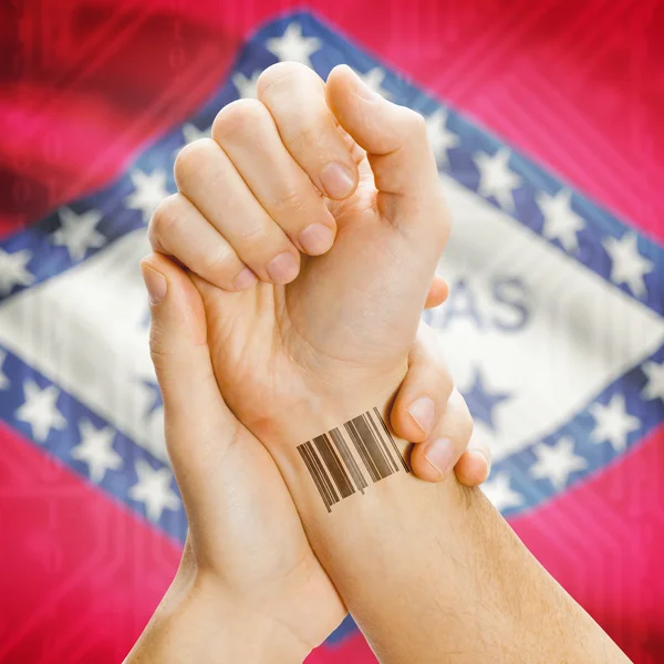 Numéro Barcode Id sur le poignet et Usa Etats drapeaux sur les séries de fond - Arkansas — Photo