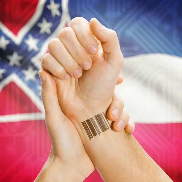 Numéro Barcode Id sur le poignet et Usa Etats drapeaux sur les séries de fond - Mississippi — Photo