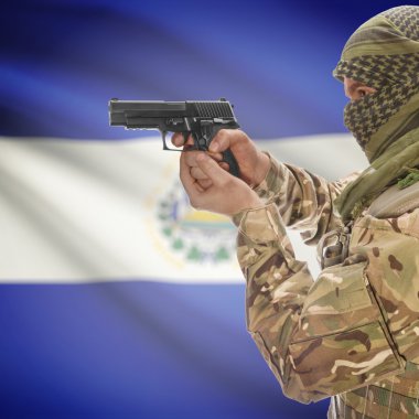 Erkek el ve arka plan - El Salvador Ulusal bayrağını silahla