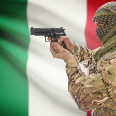 Erkek el ve arka plan - İtalya Ulusal bayrağını silahla