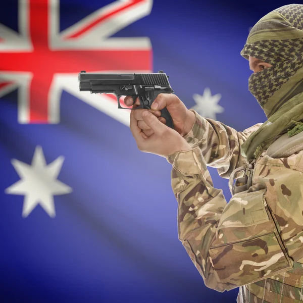 Hane med pistol i händerna och nationella flagga på bakgrund - Australien — Stockfoto