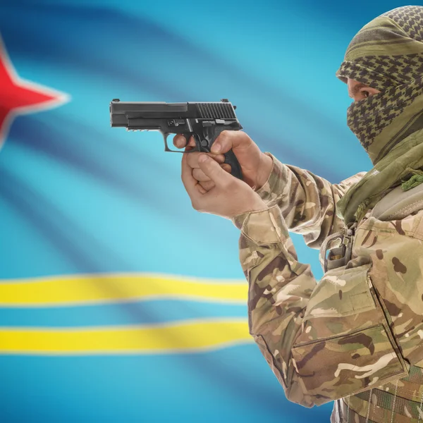 Hombre con pistola en las manos y la bandera nacional de fondo - Aruba — Foto de Stock