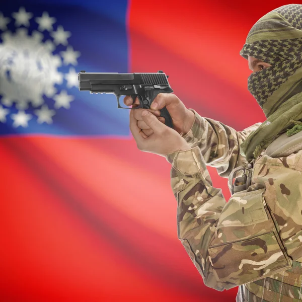 Чоловіки з пістолетом у руках і Національний прапор на фоні - Бірма — стокове фото