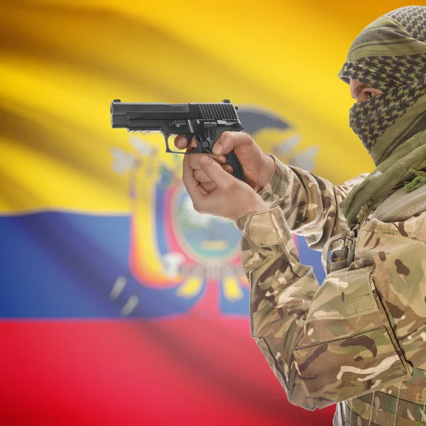 Männchen mit Gewehr in Händen und Nationalflagge auf Hintergrund - Ecuador — Stockfoto