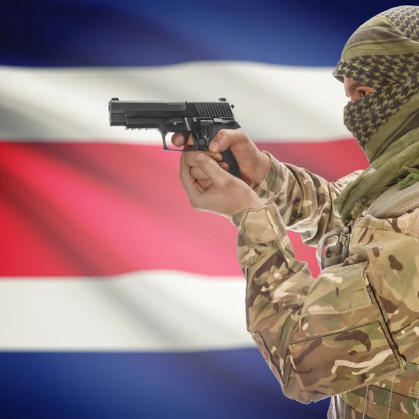 Hane med pistol i händerna och nationella flagga på bakgrund - Costa Rica — Stockfoto