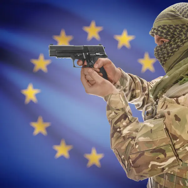背景 - 欧州連合 - Eu の国旗・手で銃を持つ男性 — ストック写真