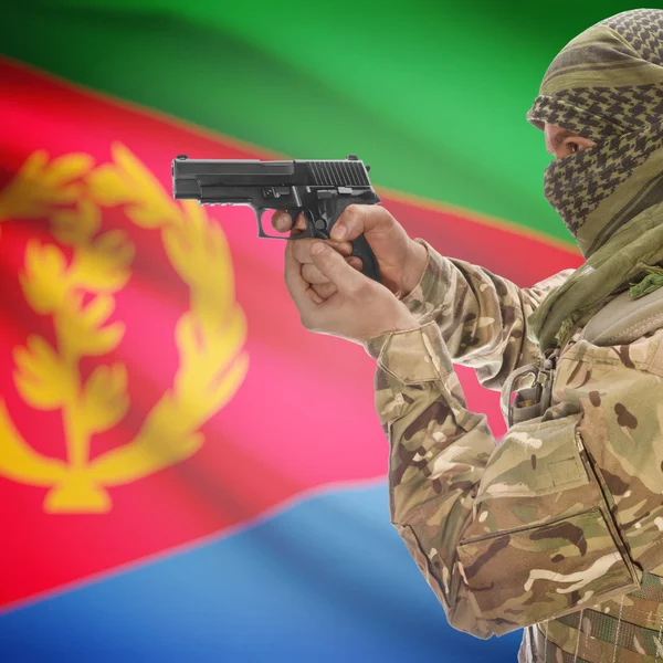Чоловіки з пістолетом у руках і Національний прапор на фоні - Еритреї — стокове фото