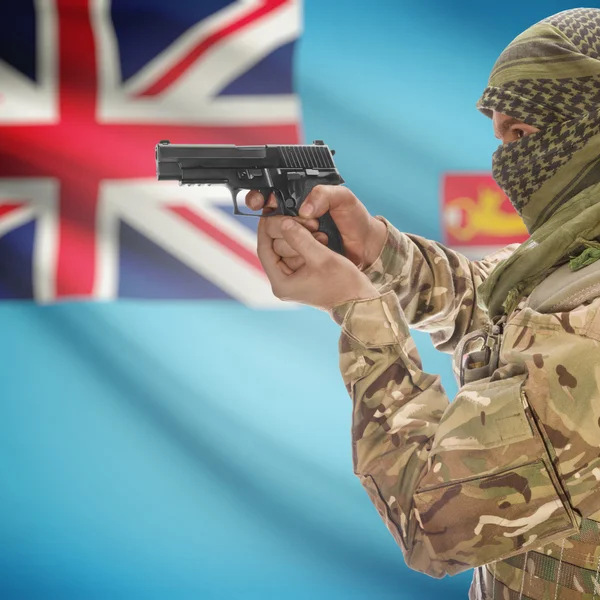 Männchen mit Gewehr in Händen und Nationalflagge auf Hintergrund - Fidschi — Stockfoto
