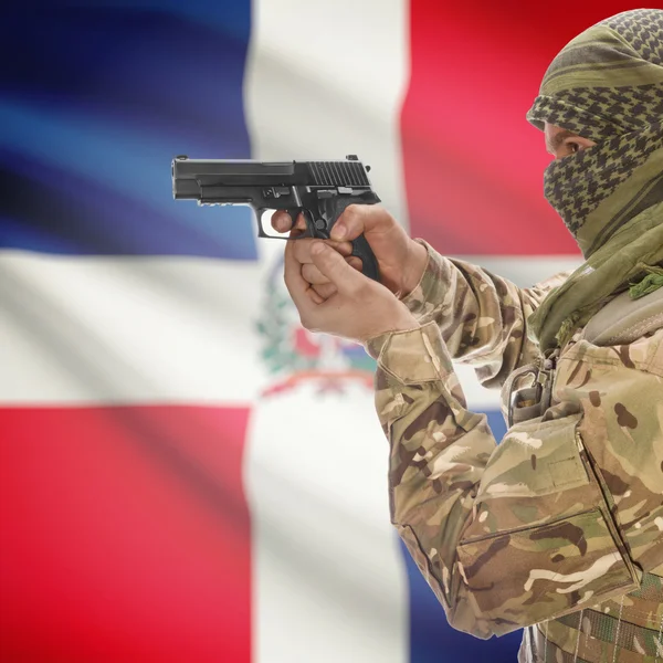 Männchen mit Gewehr in Händen und Nationalflagge auf Hintergrund - Dominikanische Republik — Stockfoto