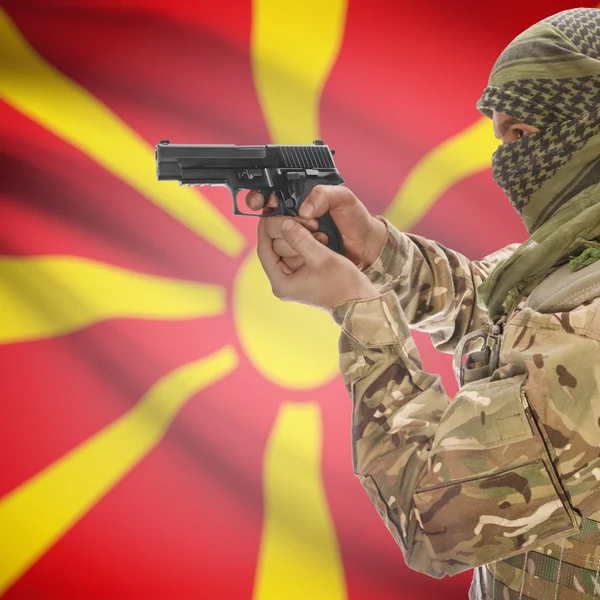 Чоловіки з пістолетом у руках і Національний прапор на фоні - Македонія — стокове фото