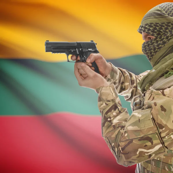 男带枪在手和国旗上的背景-立陶宛 — 图库照片