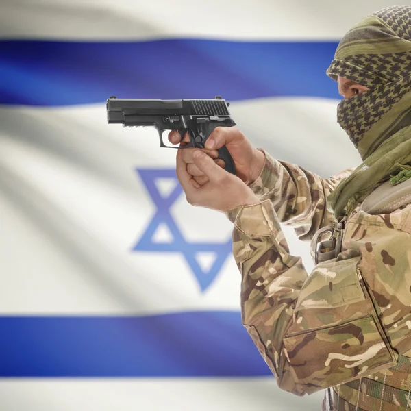 Männchen mit Gewehr in Händen und Nationalflagge auf Hintergrund - Israel — Stockfoto