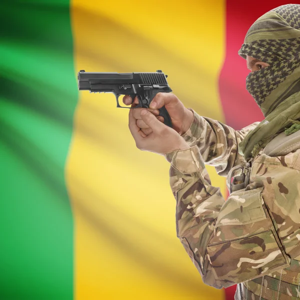 Чоловіки з пістолетом у руках і Національний прапор на фоні - малі — стокове фото