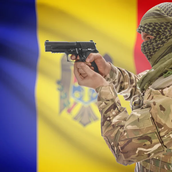 Erkek silah el ve ulusal bayrağını arka plan - Moldova — Stok fotoğraf