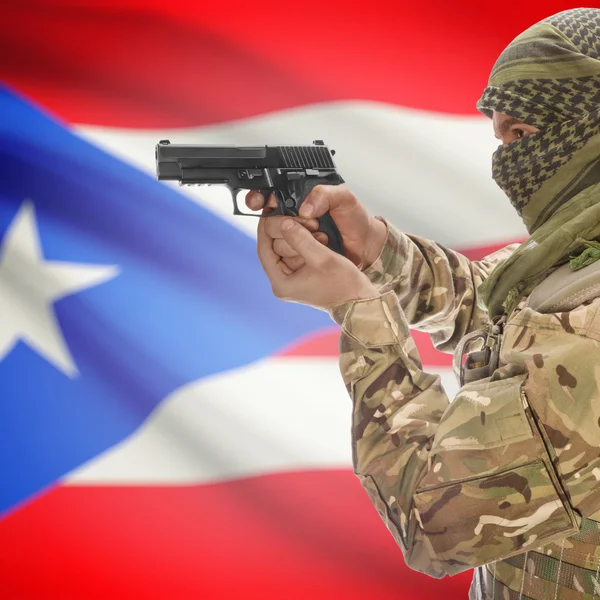 Mâle avec des armes à feu dans les mains et le drapeau national sur fond - Puerto Rico — Photo