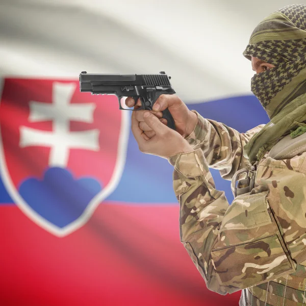 Mâle avec des armes à feu dans les mains et le drapeau national sur fond - Slovaquie — Photo