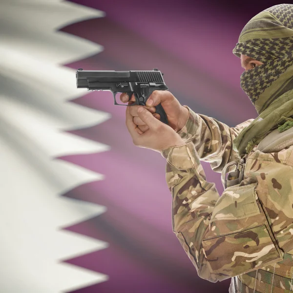 Erkek el ve arka plan - Katar Ulusal bayrağını silahla — Stok fotoğraf
