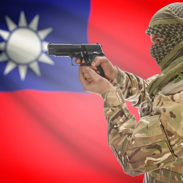 Uomo con la pistola nelle mani e bandiera nazionale su priorità bassa - Taiwan — Foto Stock