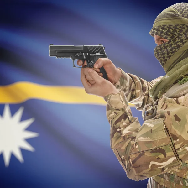 Чоловіки з пістолетом у руках і Національний прапор на фоні - Науру — стокове фото