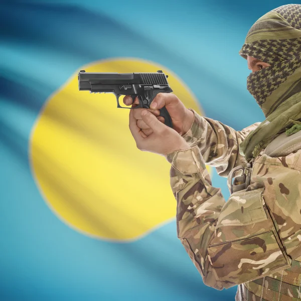 Чоловіки з пістолетом у руках і Національний прапор на фоні - Палау — стокове фото