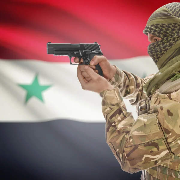Male with gun in hands and national flag on background - Syria — Stock Photo, Image