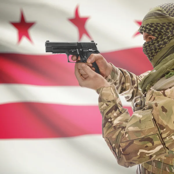 Homme avec un pistolet dans les mains et Usa drapeau d'état sur les séries de fond - District of Columbia — Photo