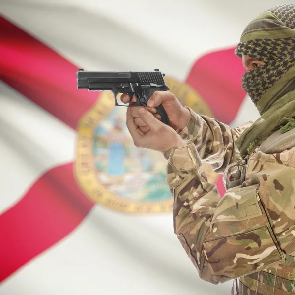 Bărbat cu pistol în mâini și steag de stat american pe seria de fundal Florida — Fotografie, imagine de stoc