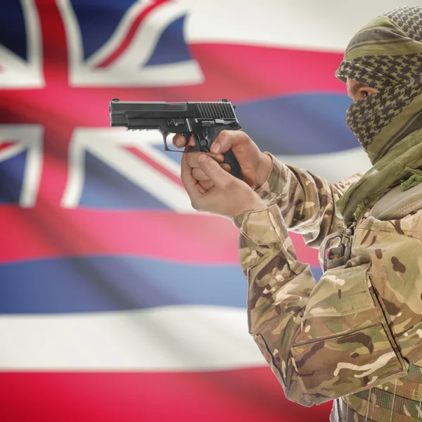 Male with gun in hands and USA state flag on background series - Hawaii — Stok Foto