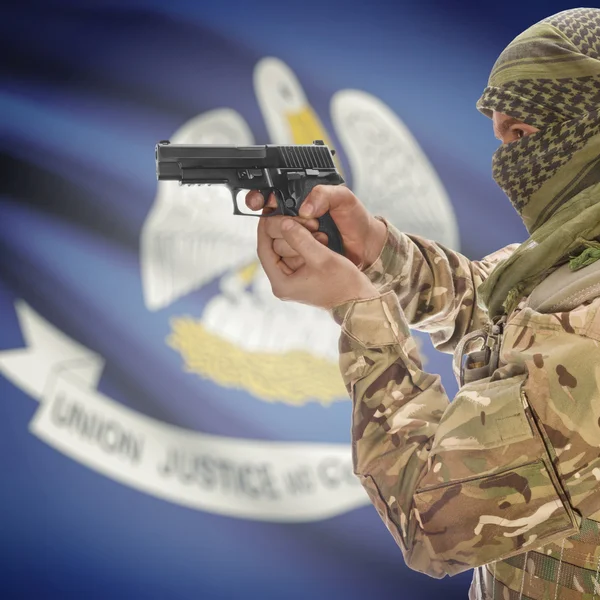 Мужчина с пистолетом в руках и государственный флаг США на фоне серии - Луизиана — стоковое фото