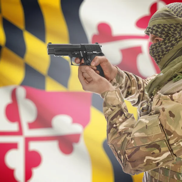 Male with gun in hands and USA state flag on background series - Maryland — Φωτογραφία Αρχείου