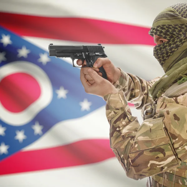 Male with gun in hands and USA state flag on background series - Ohio — Stockfoto