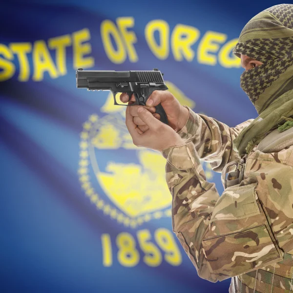 Male with gun in hands and USA state flag on background series - Oregon — Φωτογραφία Αρχείου