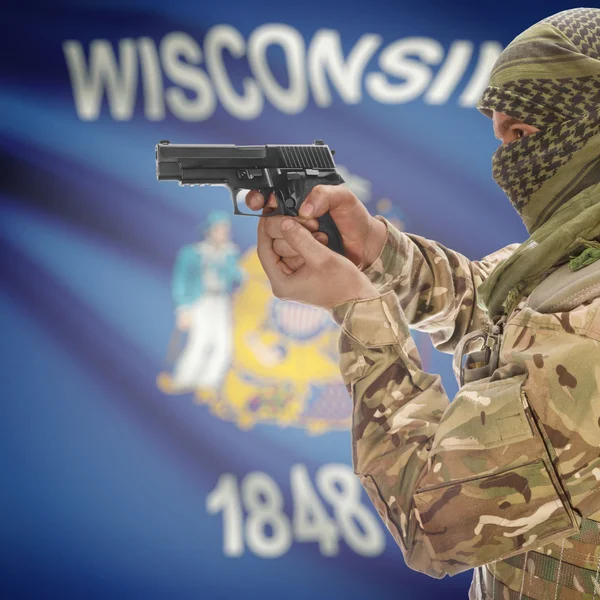 Male with gun in hands and USA state flag on background series - Wisconsin — Φωτογραφία Αρχείου