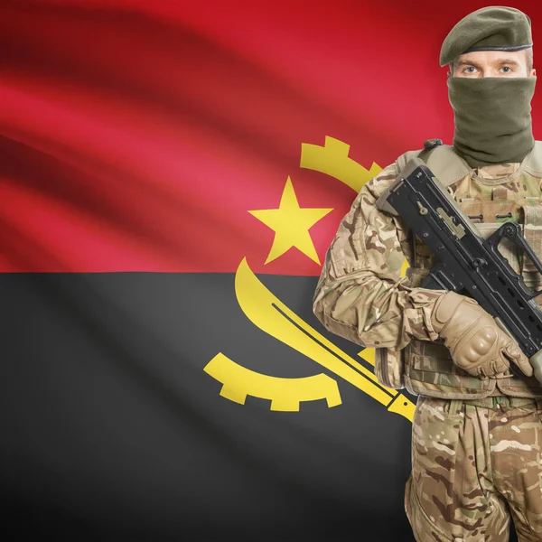 Soldado con ametralladora y bandera en el fondo - Angola — Foto de Stock