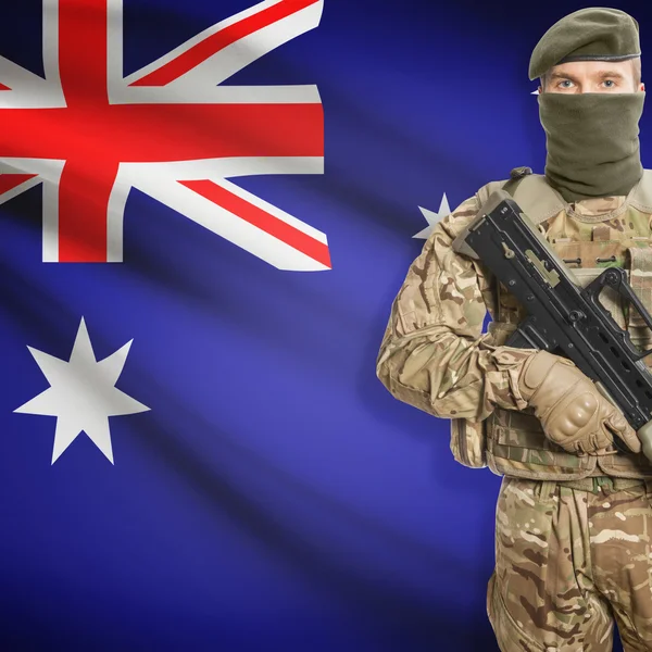 Soldat med kulspruta och flaggan på bakgrund - Australien — Stockfoto