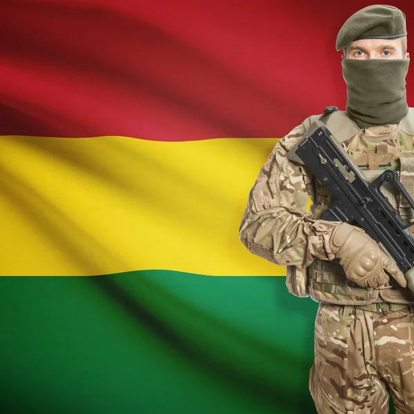 Soldado con ametralladora y bandera en el fondo - Bolivia —  Fotos de Stock