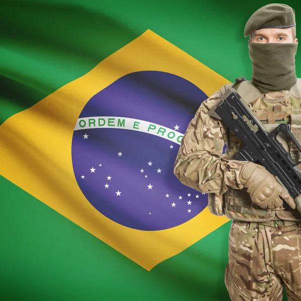 Soldado con ametralladora y bandera en el fondo - Brasil — Foto de Stock