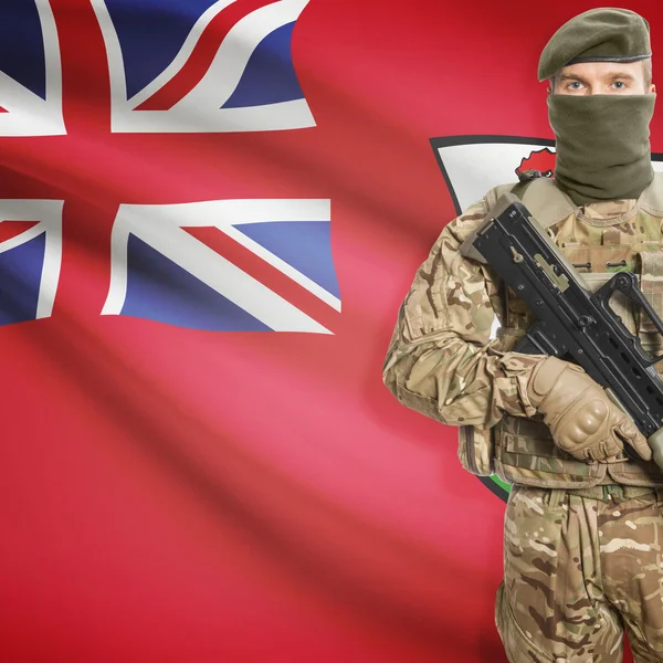 Soldado com metralhadora e bandeira no fundo - Bermuda — Fotografia de Stock