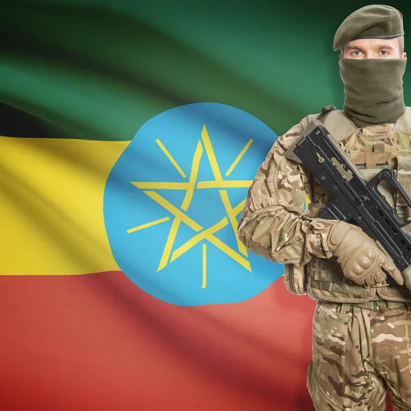 Żołnierz z karabinu maszynowego i flagi na tle - Etiopia — Zdjęcie stockowe