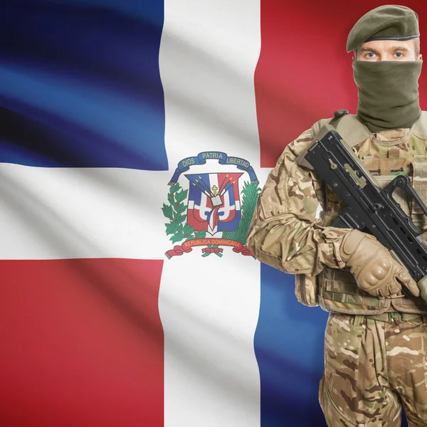 Soldat avec mitrailleuse et drapeau sur fond - République dominicaine — Photo