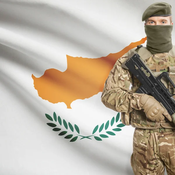 Soldat avec mitrailleuse et drapeau sur fond - Chypre — Photo