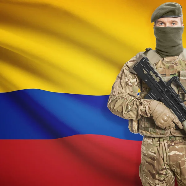 Soldat mit Maschinengewehr und Flagge auf Hintergrund - Kolumbien — Stockfoto