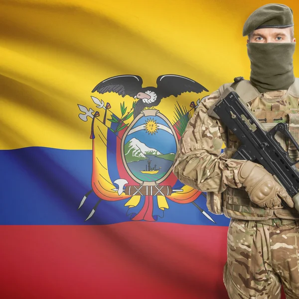 Soldat mit Maschinengewehr und Flagge auf Hintergrund - Ecuador — Stockfoto