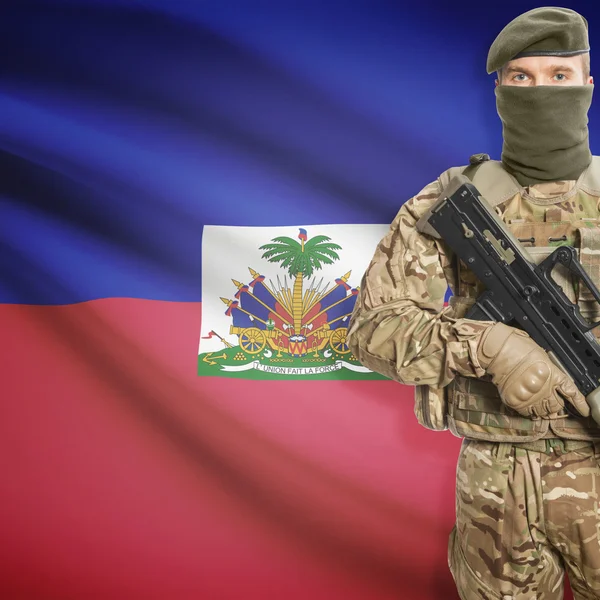 Soldat avec mitrailleuse et drapeau sur fond - Haïti — Photo