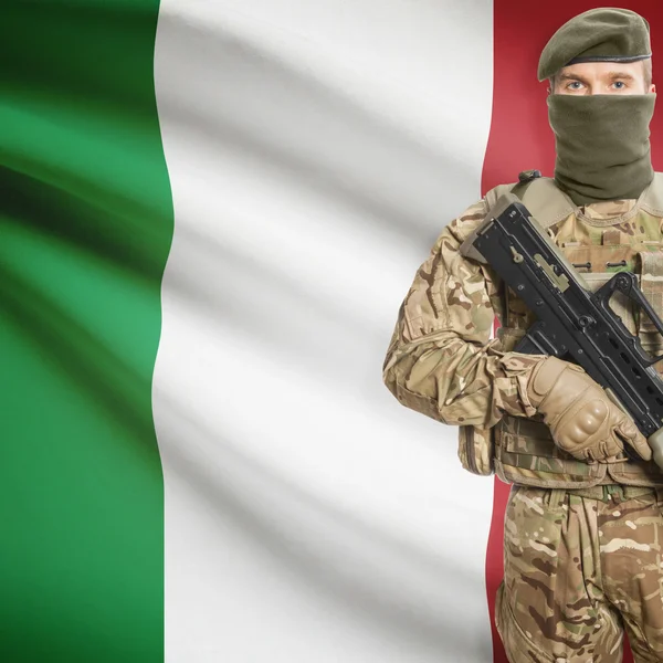 Солдат з кулеметом і прапор на фоні - Італія — стокове фото