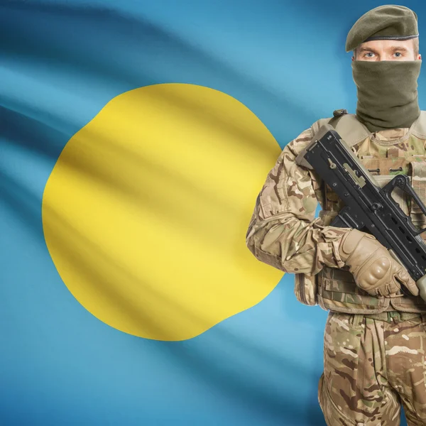 Солдат з кулеметом і прапор на фоні - Палау — стокове фото