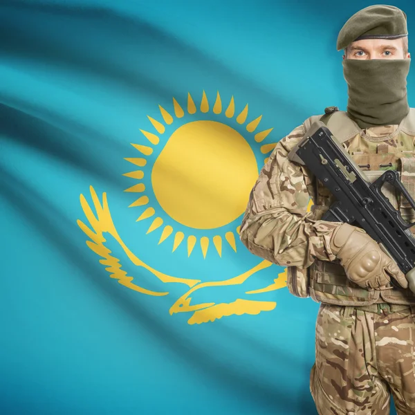 Soldaat met machinegeweer en vlag op achtergrond - Kazachstan — Stockfoto