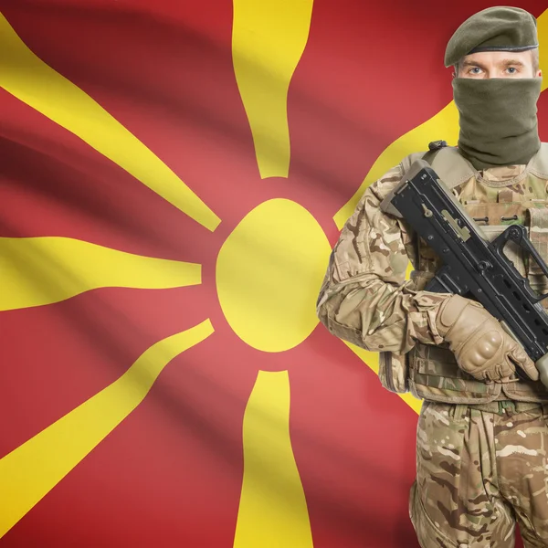 Soldat avec mitrailleuse et drapeau sur fond - Macédoine — Photo
