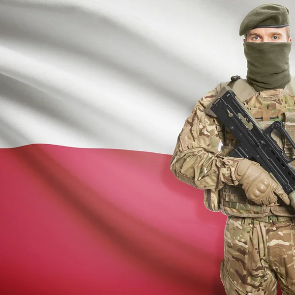 Soldat mit Maschinengewehr und Flagge auf Hintergrund - Polen — Stockfoto