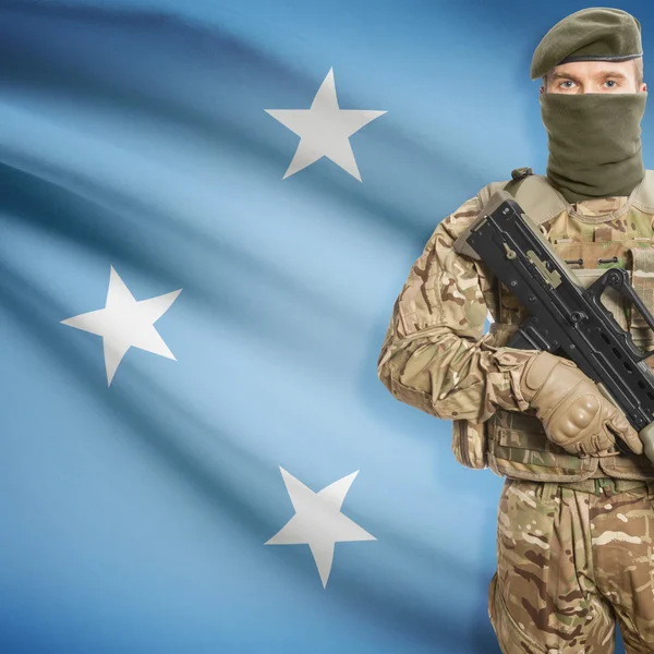 Soldado com metralhadora e bandeira no fundo - Micronésia — Fotografia de Stock